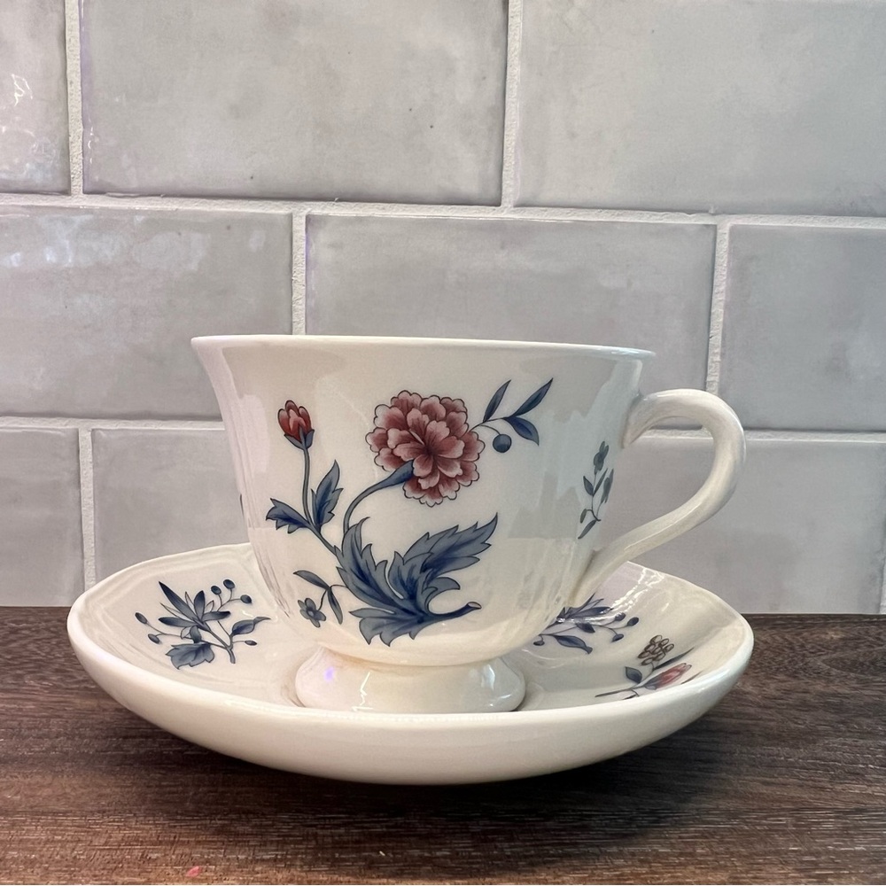 Wedgwood Cups and Saucers, 6 sets, Williamsburg Potpourri Pattern